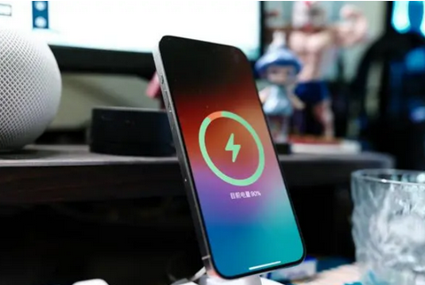 邳州苹果15换屏服务分享用什么充电器给iPhone15充电更好 